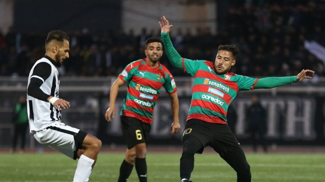 Youcef Belaili exclu de l’équipe d’Algérie : Les motivations de Petkovic révélées Joueur algérien en action lors d'un match de football.