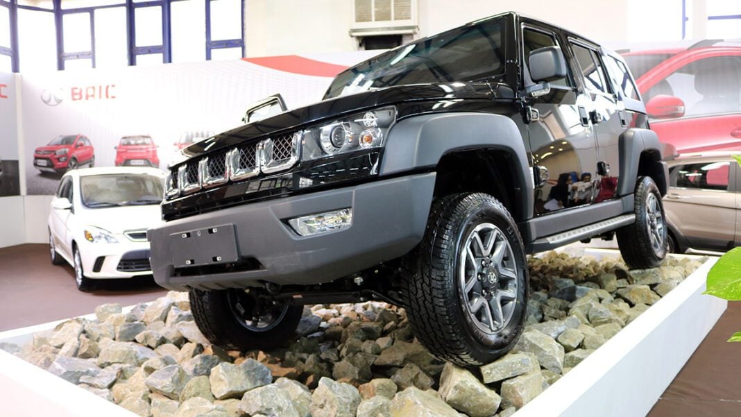 Gamme BAIC en Algérie : Informations sur les détails et les prix des voitures Véhicule tout-terrain noir exposé au showroom Maghrebactu à Alger.
