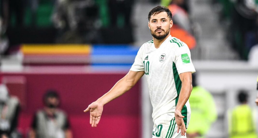 Youcef Belaili, joueur algérien, en pleine action sur le terrain.