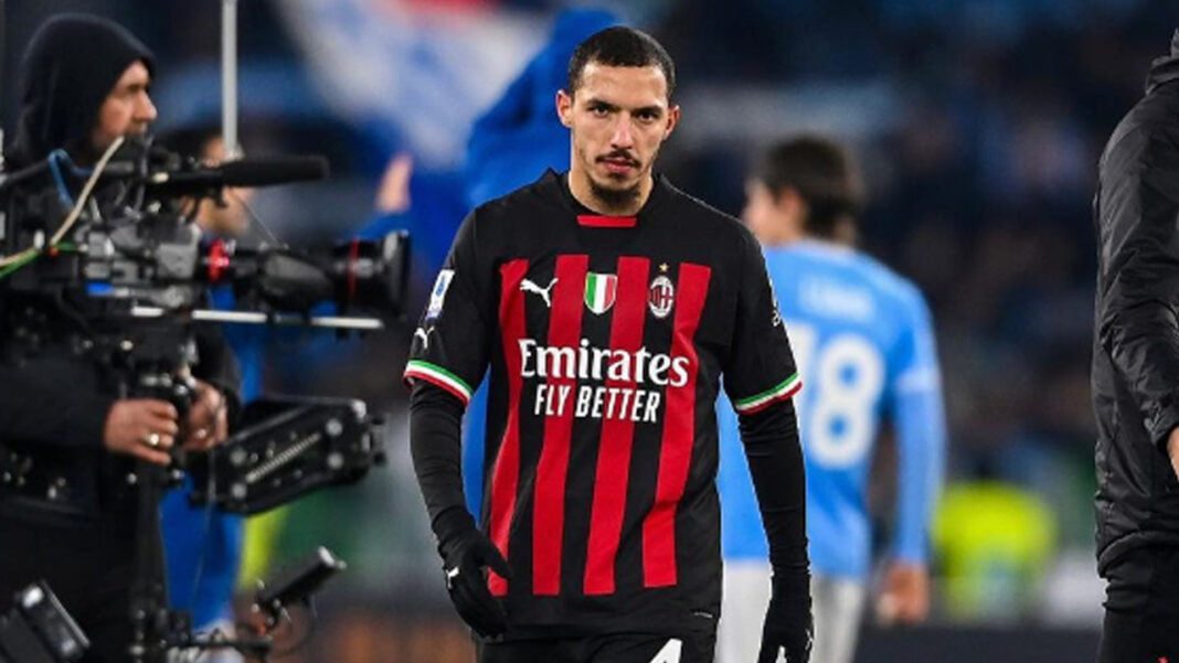 AC Milan : Ismaël Bennacer sur le départ ? Joueur de football en maillot AC Milan lors d'un match de l'Europa League.