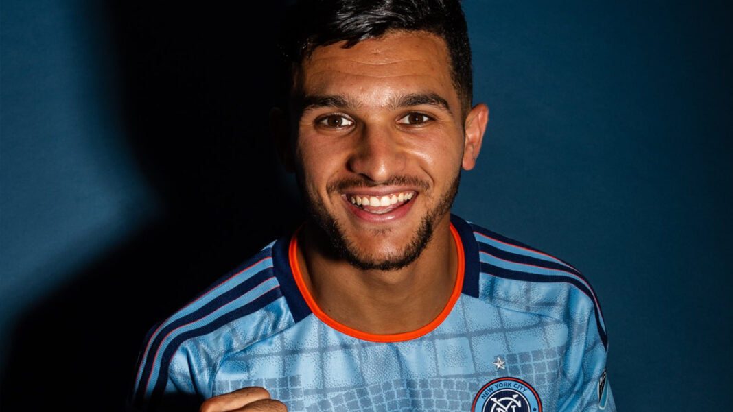 Monsef Bakrar souriant en maillot du Fennec, football marocain.