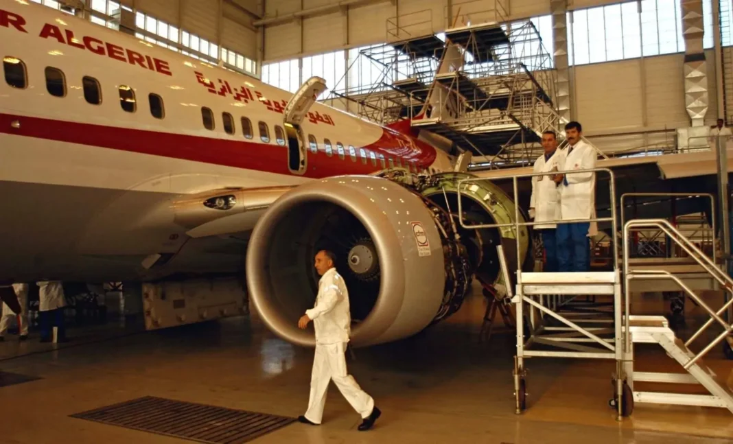Affaire Air Algérie : Réexamen judiciaire de la fuite du cahier des charges pour l’acquisition de nouveaux avions Techniciens en maintenance aéronautique inspectant un avion Air Algérie.