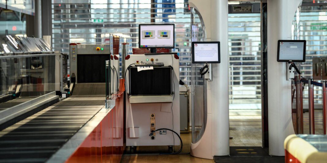 Aéroports de Paris : Modernisation des Contrôles avec l’Intégration des Scanners 3D Scanner 3D pour contrôle de sécurité dans un aéroport moderne.