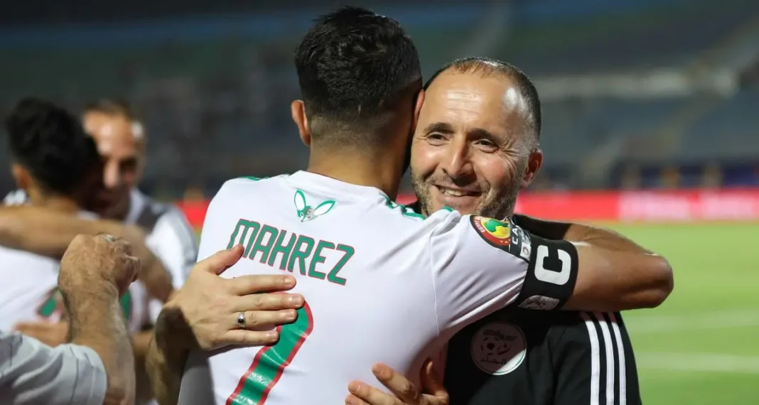 Emouvant! Riyad Mahrez adresse un message sublime plein de sens à Belmadi Riyad Mahrez et Belmadi s'embrassent après un match de football.