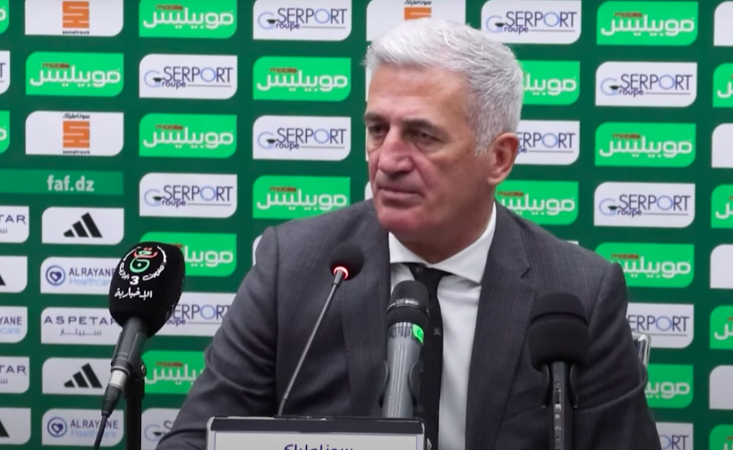 Fennec : Énorme soulagement pour Vladimir Petkovic Vladimir Petkovic en conférence de presse, fond vert avec logos sportifs.