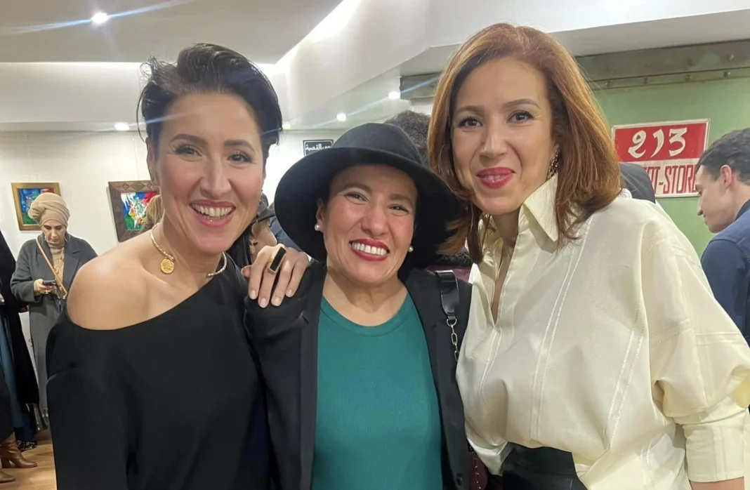 Trois femmes souriantes lors d'un événement culturel à Paris.