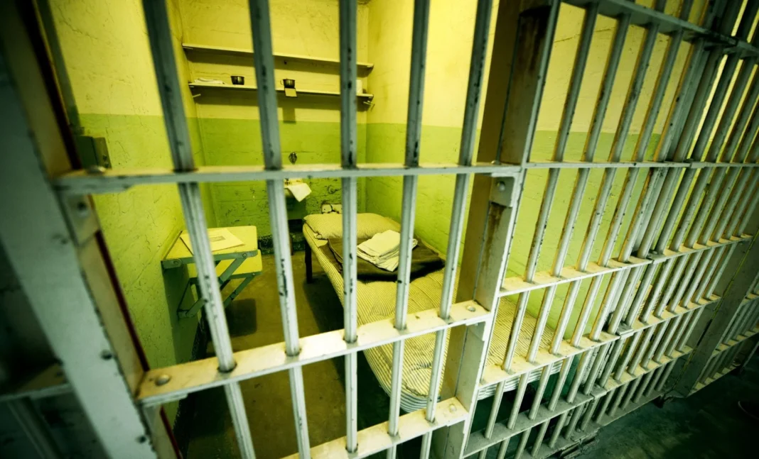 France : ce sans-papier algérien préfère la prison à l’expulsion vers son pays Cellule de prison avec lit simple et barreaux en métal.