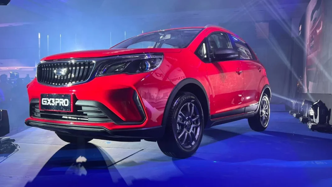 Nouveau modèle de voiture Geely GX3 Pro Voiture Geely GX3 Pro rouge exposée lors d'un salon automobile.