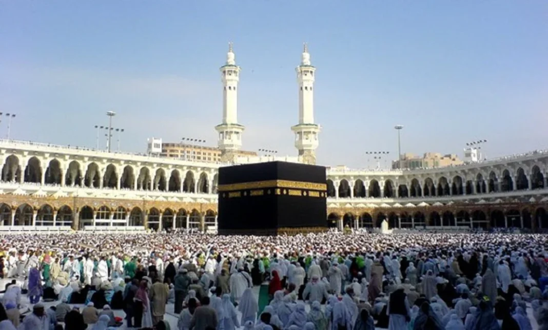 Hadj 2024 : Réservation électronique des billets d’avion lancée par l’ONPO Pèlerins musulmans autour de la Kaaba à La Mecque lors du Hadj 2024.