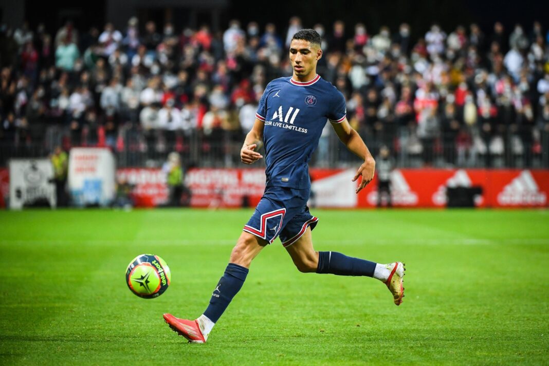 Le Real Madrid prêt à tout pour Achraf Hakimi : un coup dur pour le PSG ? Achraf Hakimi en train de jouer au football sur le terrain.