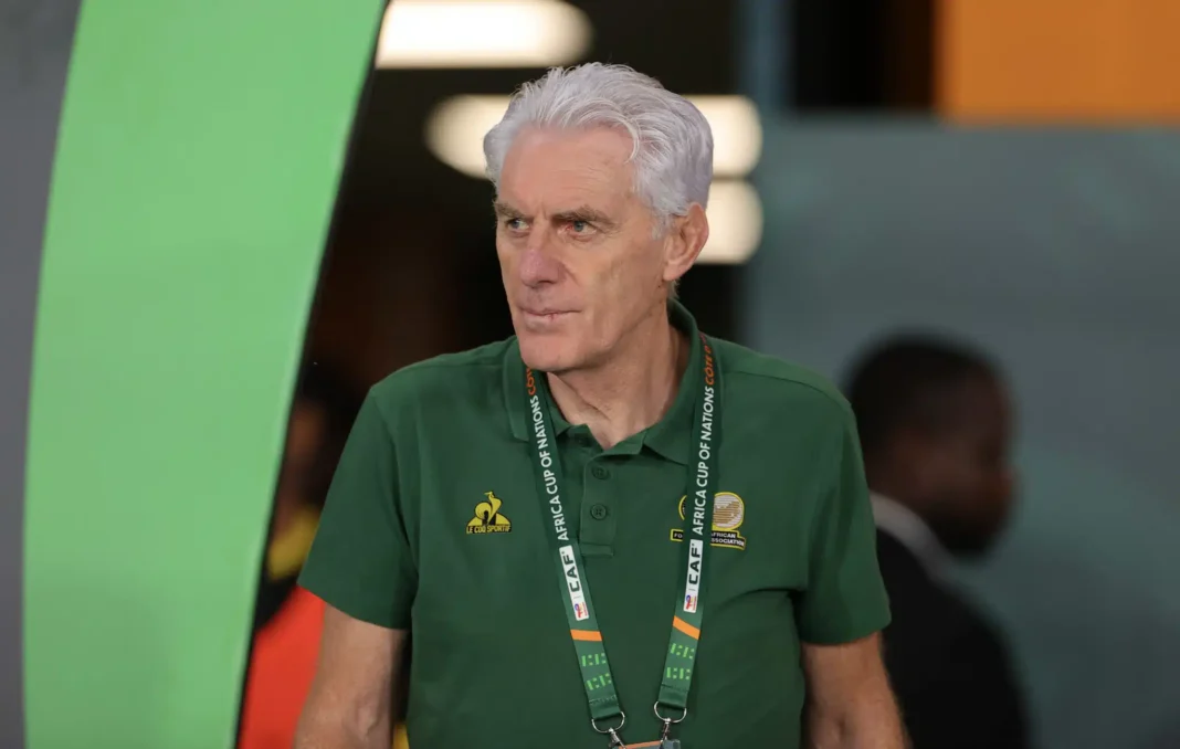 Entraîneur emblématique lors d'un match Entraîneur en polo vert avec badge lors d'un match de football.