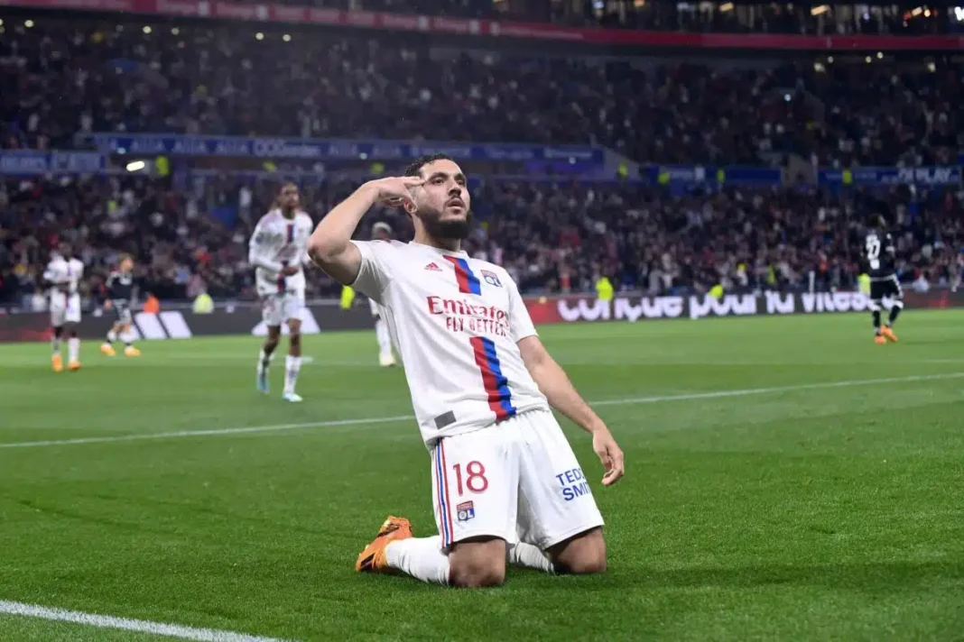 Rayan Cherki célèbre un but Rayan Cherki en train de célébrer un but lors d'un match de football.