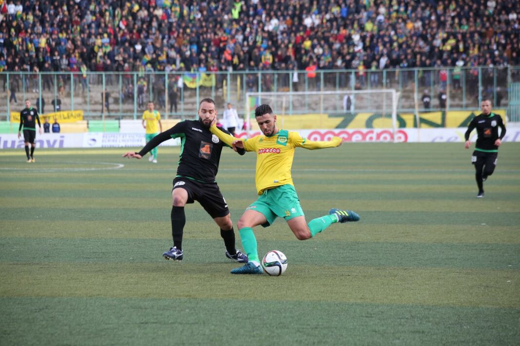 La JSK déçoit ses supporters en se faisant éliminer de la Coupe d’Algérie Joueur de la JSK en action lors d'un match de football.