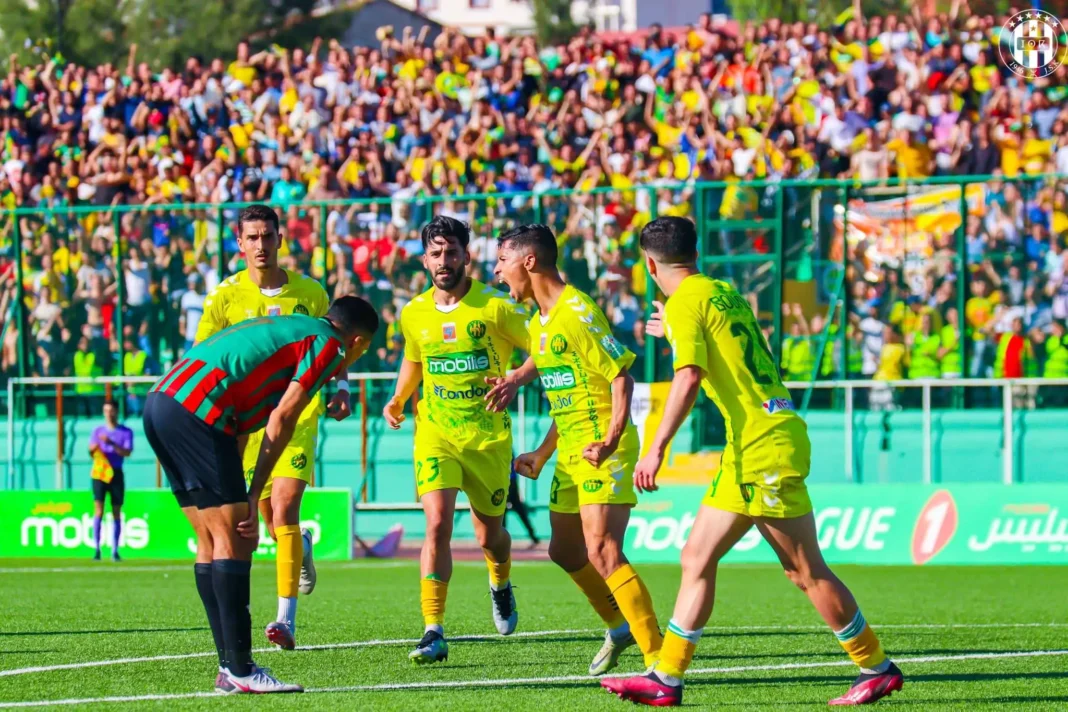 Ligue 1 Mobilis : La Bataille des 10 Derniers Matchs Cruciaux Joueurs de football en action lors d'un match en Algérie.