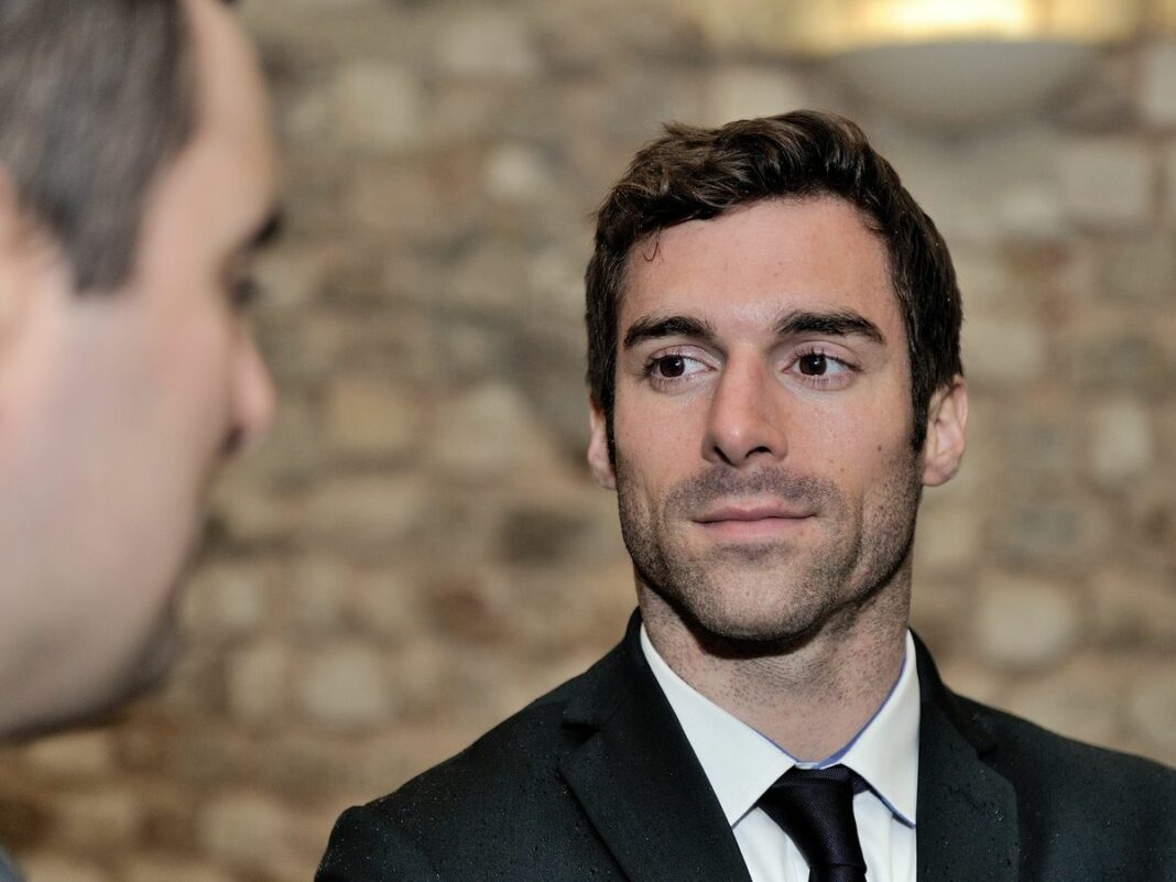 Débat politique en France Homme en costume lors d'un débat politique en France.