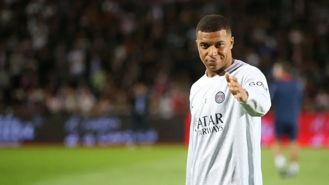 Hallucinant! Kylian Mbappe perçoit 6 millions d’euros par mois au PSG Kylian Mbappé en tenue du PSG lors d'un match.