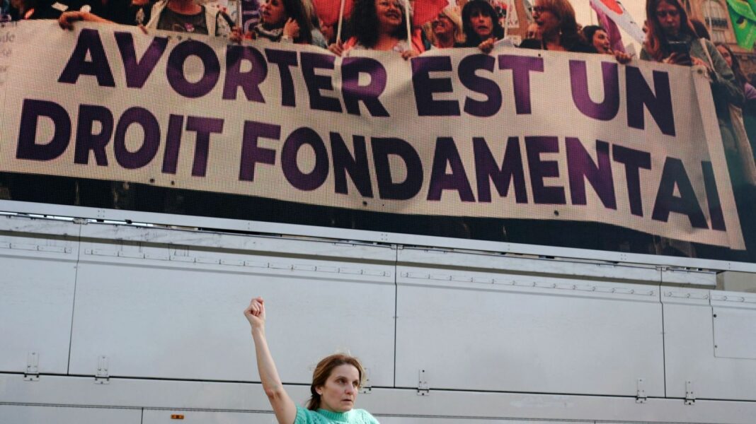 Manifestation féminine pour le droit à l'avortement en France.