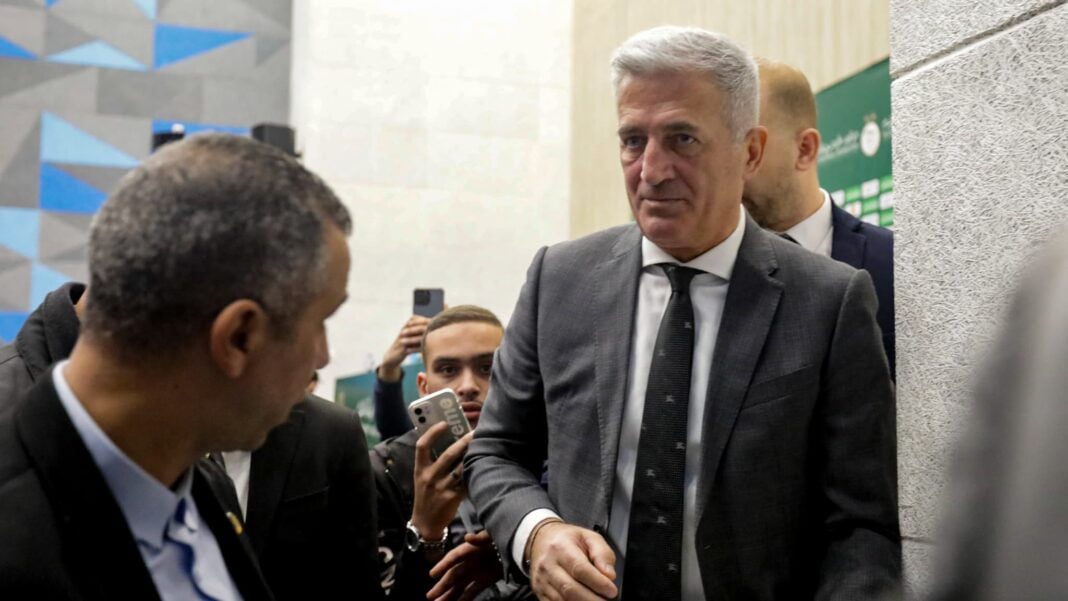 Scandale Révélé : Vladimir Petkovic fait un pied de nez aux Algériens avec sa décision radicale Vladimir Petkovic en discussion lors d'un événement public.