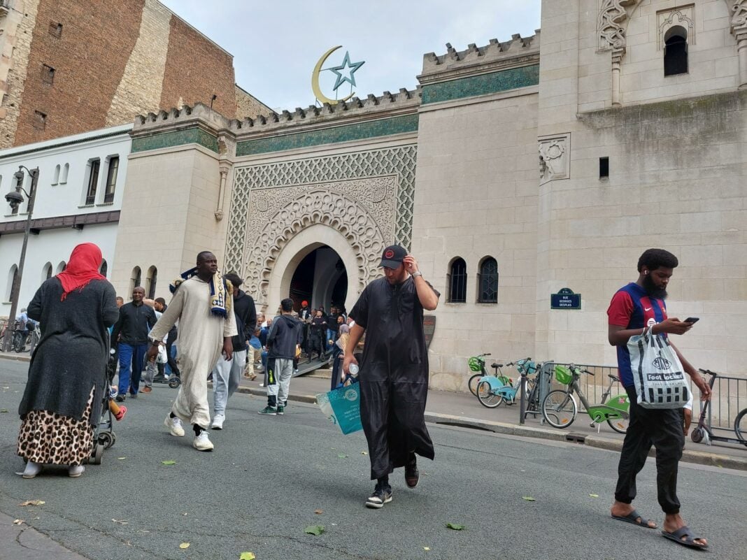 Agression d’un Algérien en France pour avoir mangé du porc pendant le Ramadan Personnes musulmanes dans la rue à Paris pendant le Ramadan.