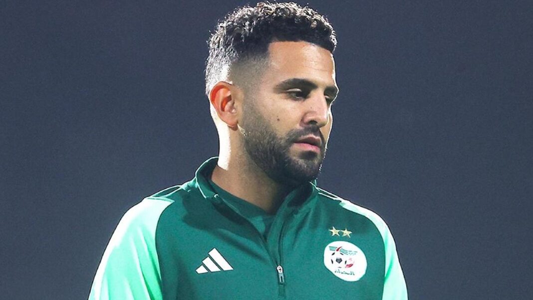 Riyad Mahrez joueur algérien en tenue de football verte.