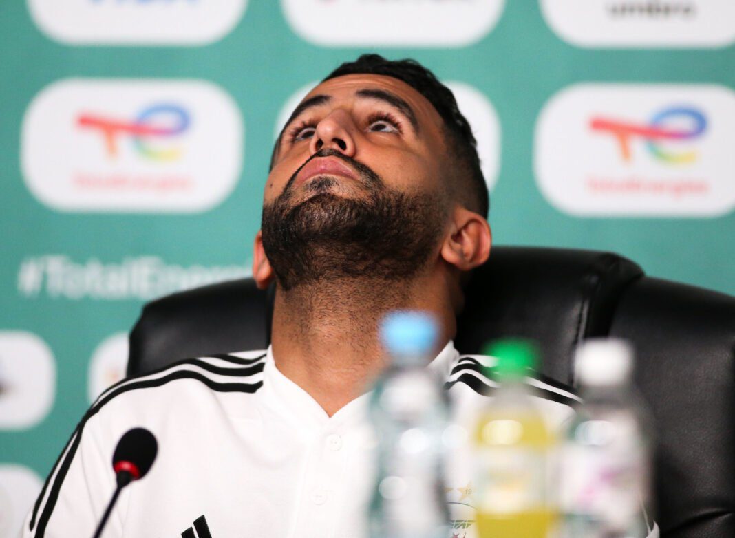 Riyad Mahrez regarde vers le haut lors d'une conférence de presse sportive.