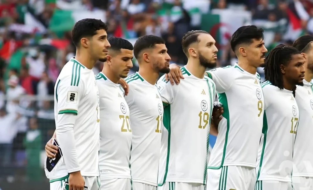 Joueurs de l'équipe d'Algérie lors d'un match de football.