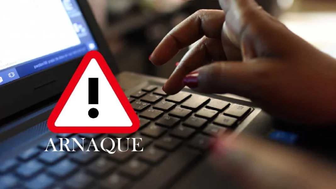 Attention à l'arnaque en ligne avec un symbole d'avertissement.
