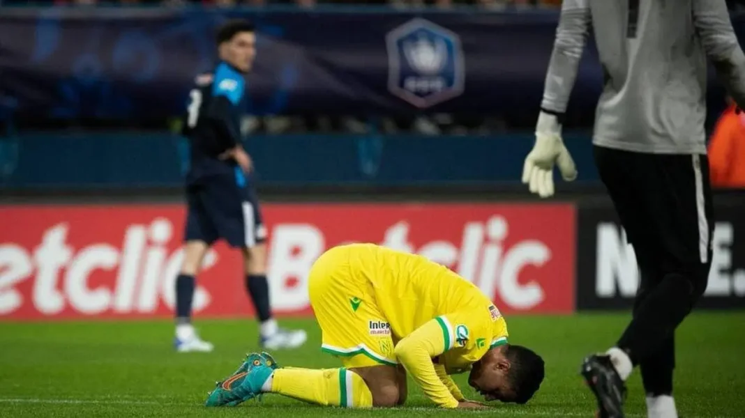 Ramadan et Football en France : La sortie fracassante de la FFF fait polémique Joueur de football blessé sur le terrain lors d'un match.
