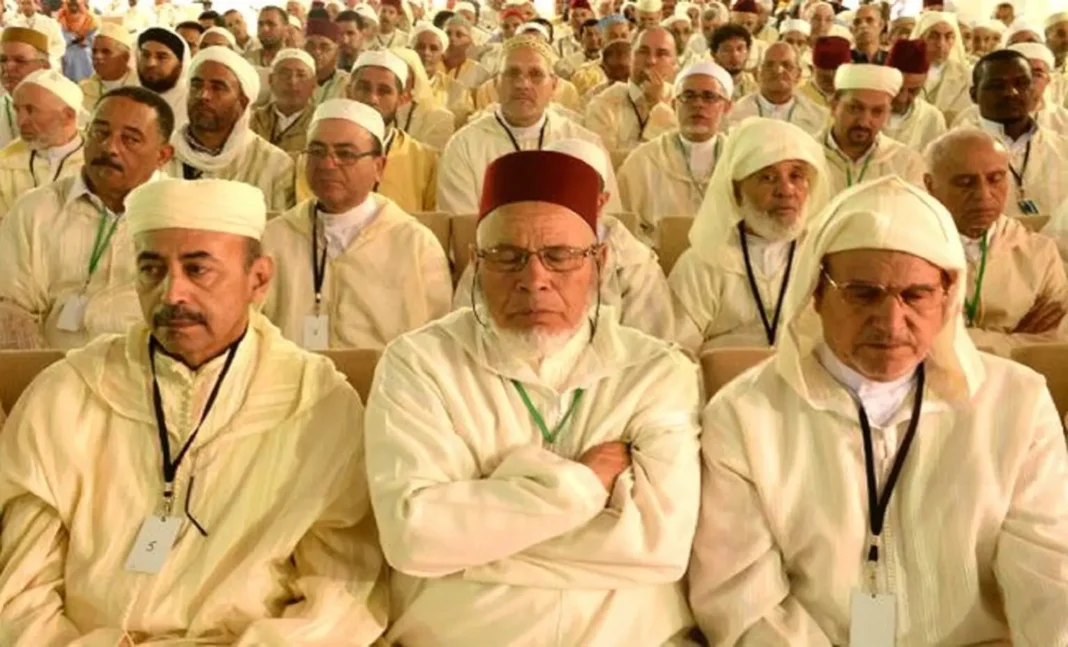 Ramadan : l’Algérie envoie des imams en France pour cette mission Groupe d'imams algériens lors d'une cérémonie religieuse en France.