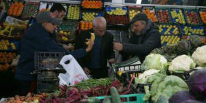 Algérie : les retraités totalement impuissants face à la cherté de la vie 2 Retraité algérien, en plein achat