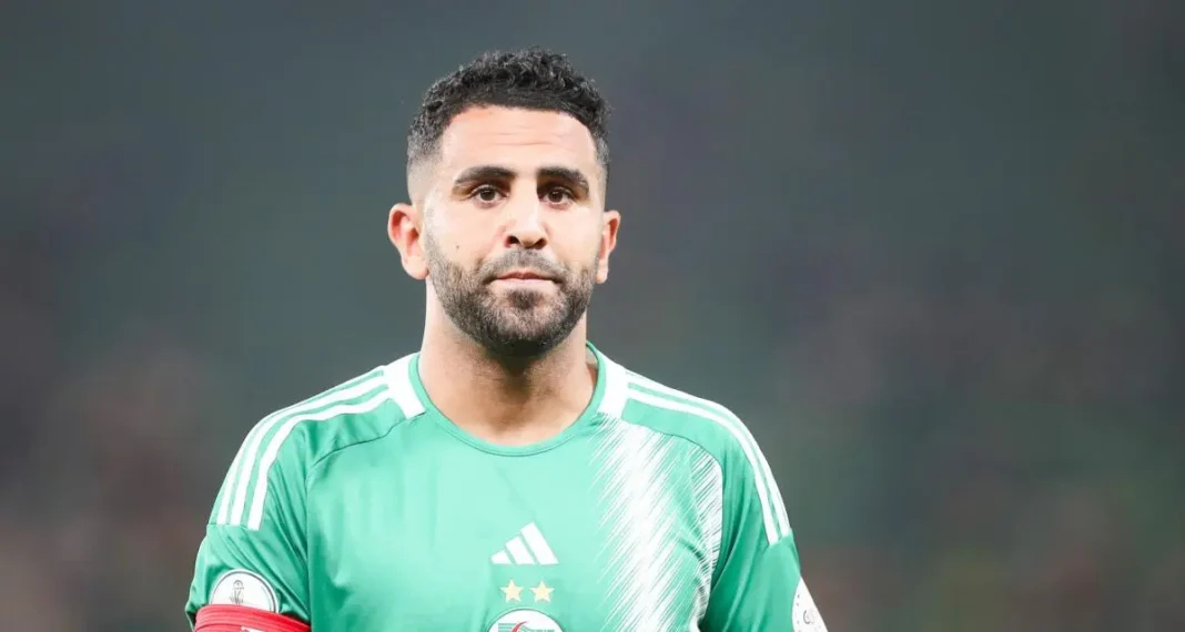 Riyad Mahrez en maillot vert lors d'un match de football.