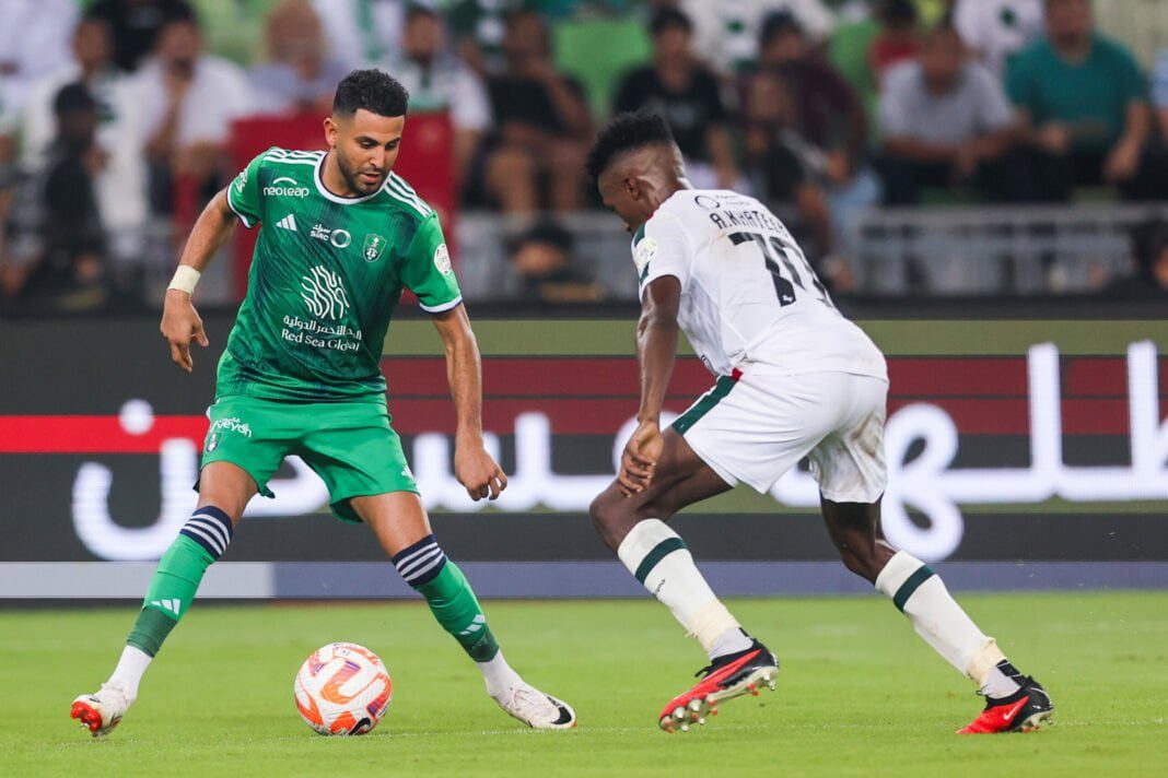 Riyad Mahrez en action en Arabie Saoudite Riyad Mahrez lors d'un match en Arabie Saoudite, portant un maillot vert.