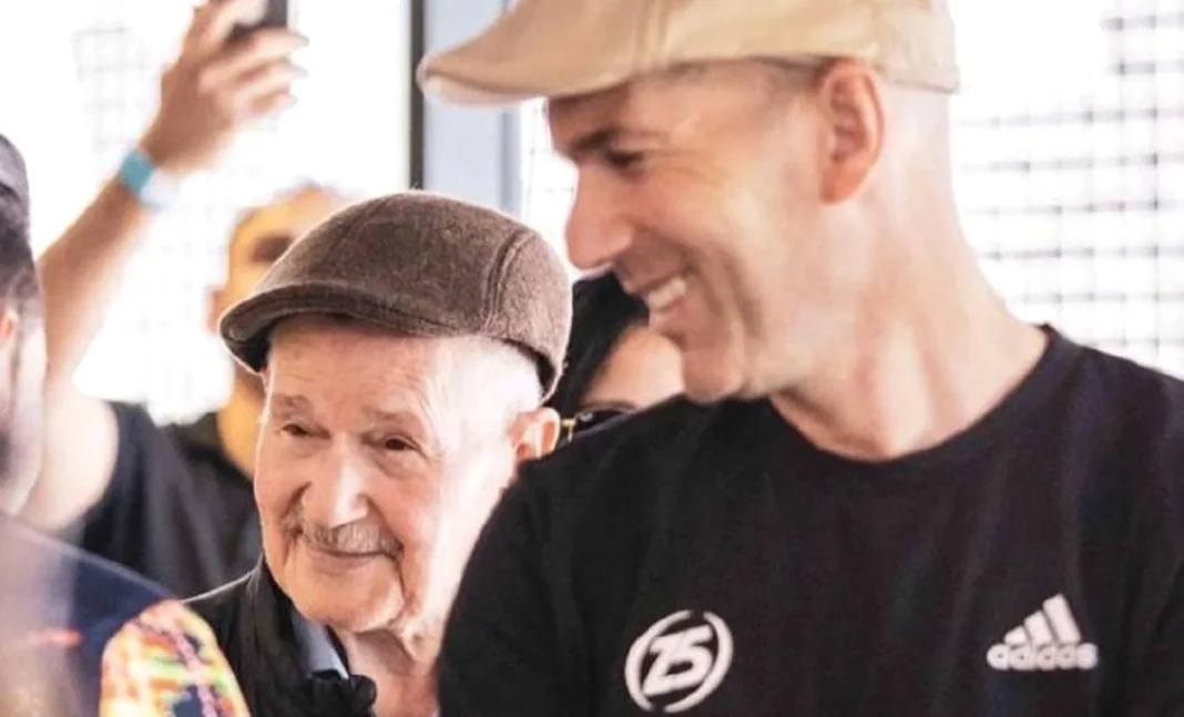 Smaïl Zidane, père de Zizou, lors d'une rencontre chaleureuse.
