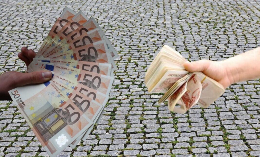 Taux de change en Algérie : euro, dollar et dinar sur le marché noir ce 2 mars 2024 Deux mains échangeant des billets d'euros et de dinars algériens.