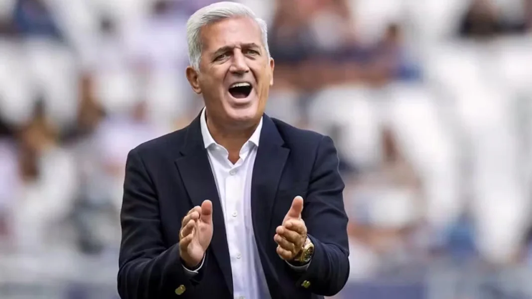 Vladimir Petkovic déroule sa stratégie pour la promotion des talents locaux Vladimir Petkovic encourageant lors d'un match de football.