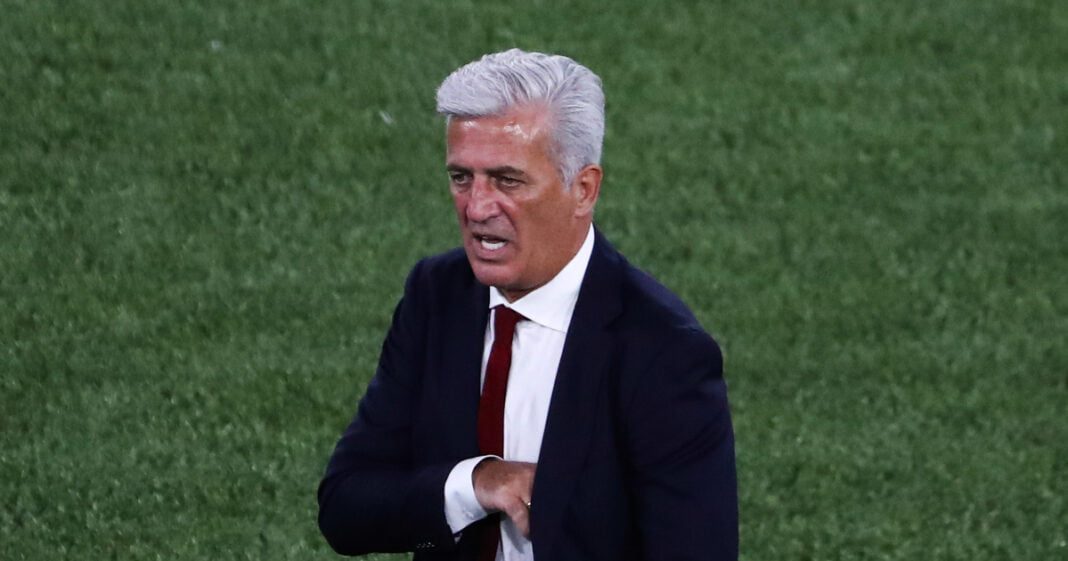 Petkovic en pleine action Entraîneur Petkovic sur le terrain lors d'un match de football.