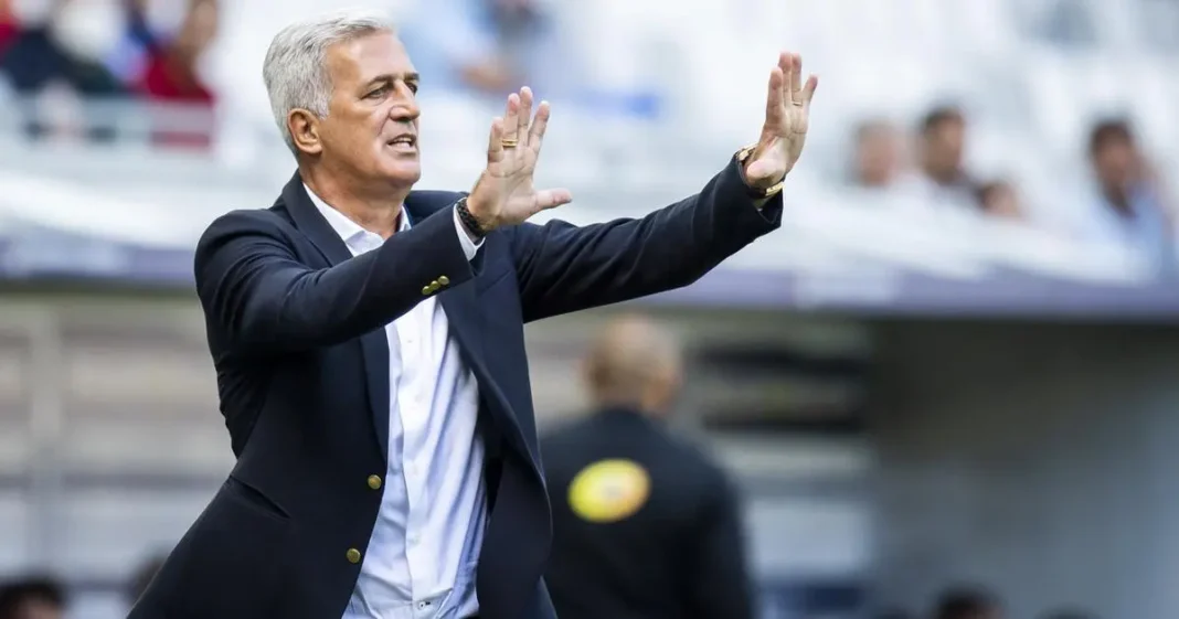 Vladimir Petkovic, entraîneur, gesticulant lors d'un match de football.