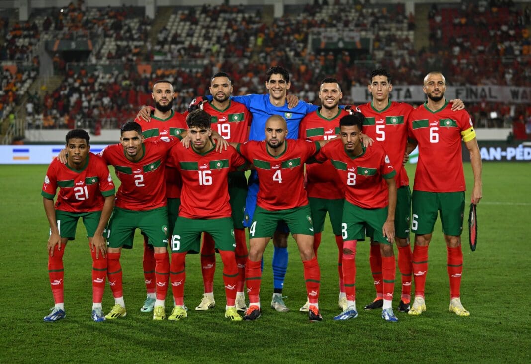 Nouveau Classement FIFA : Les Lions de l’Atlas en Baisse mais Toujours Leaders Continentaux L'équipe nationale marocaine de football lors d'un match.