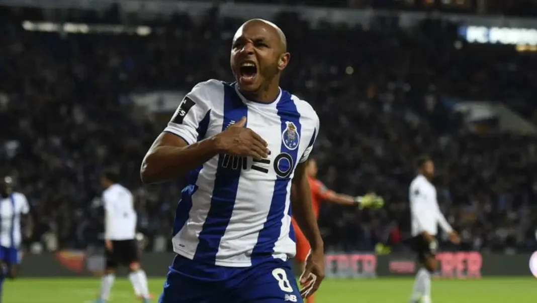 Yacine Brahimi enfin, l’espoir renaît : une chance unique de regagner la sélection pointe à l’horizon Yacine Brahimi célèbre un but avec le FC Porto sur le terrain.