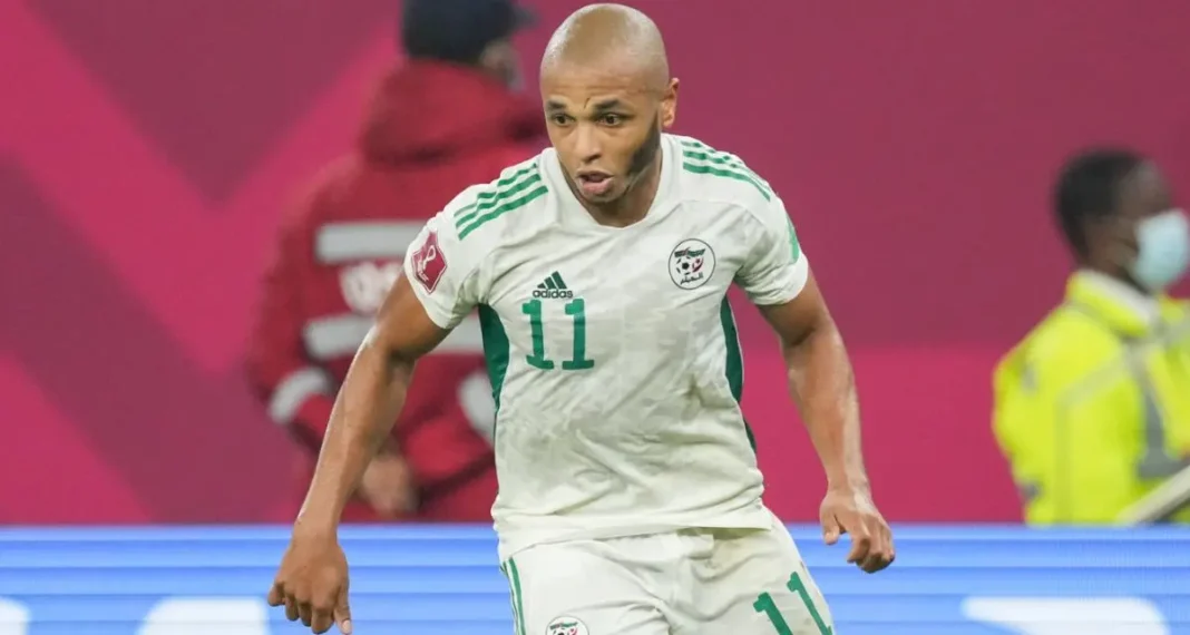 Bras de fer entre Yacine Brahimi et Vladimir Petkovic ? La FAF apporte des éclaircissements Yacine Brahimi, joueur de football algérien, en pleine action sur le terrain.