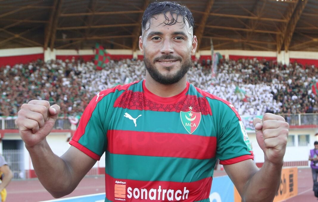 Youcef Belaili : un « surdoué » à la « carrière anormale » Youcef Belaili, joueur de football algérien, célébrant une victoire.