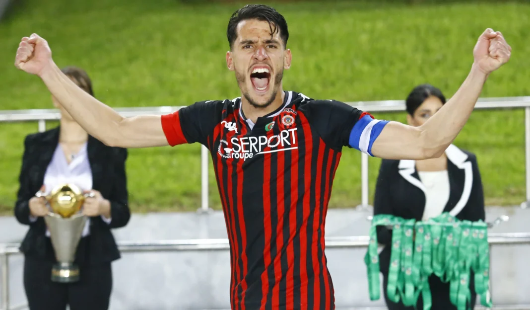 Al-Ahly courtise un joueur de l’équipe d’Algérie : Zinedine Belaïd en ligne de mire ! Footballeur en célébration avec maillot rouge et noir.