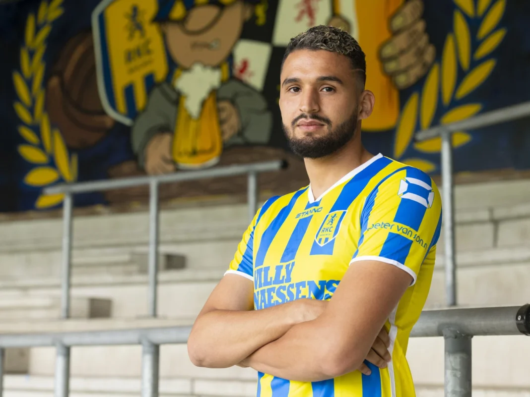 Ahmed Touba porte le maillot de l'équipe d'Algérie.