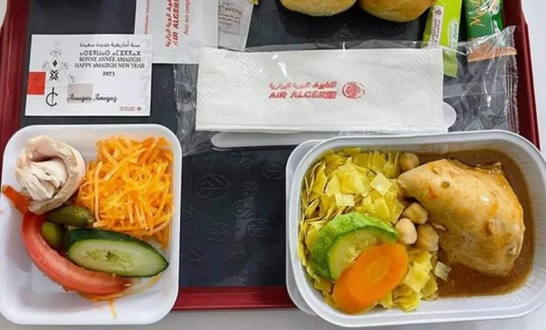 Repas de vol d'Air Algérie avec légumes et poulet pour le Ramadan.