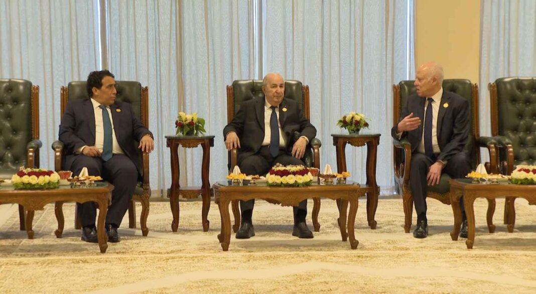 Maghreb en Crise: L’Algérie Exclut le Maroc de l’UMA avec une « Nouvelle Formule » Controversée Trois hommes en réunion officielle dans une salle élégante.