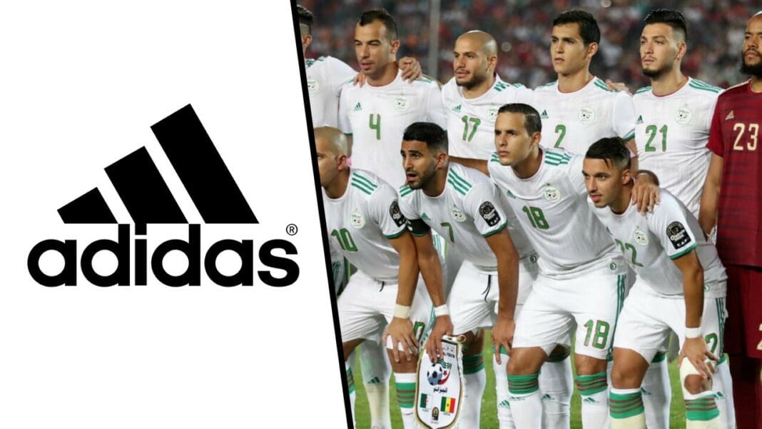 Les joueurs de l'équipe d'Algérie posent avant un match.