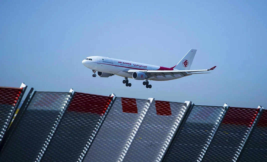 Air Algérie célèbre la journée internationale des droits des femmes avec des tarifs spéciaux pour les voyageuses Avion d'Air Algérie en vol au-dessus d'un aéroport.