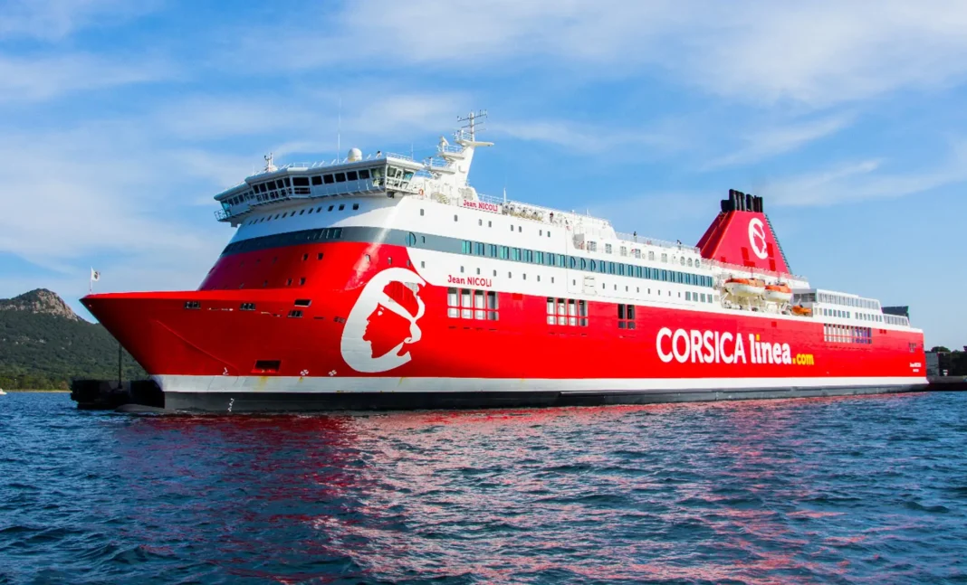 Corsica Linea : des tarifs attrayants pour le Ramadan 2025 Ferry Corsica Linea rouge en mer avec ciel bleu clair.