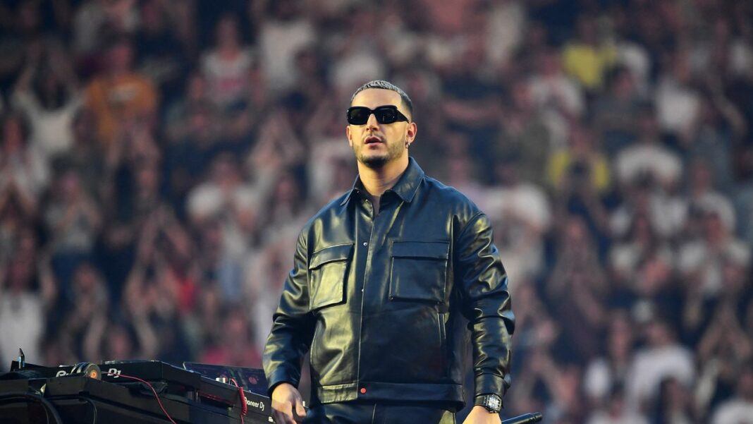 Cérémonie des JO de Paris : DJ Snake, le choix surprenant des Français selon un sondage DJ Snake en veste en cuir et lunettes de soleil lors de l'événement.