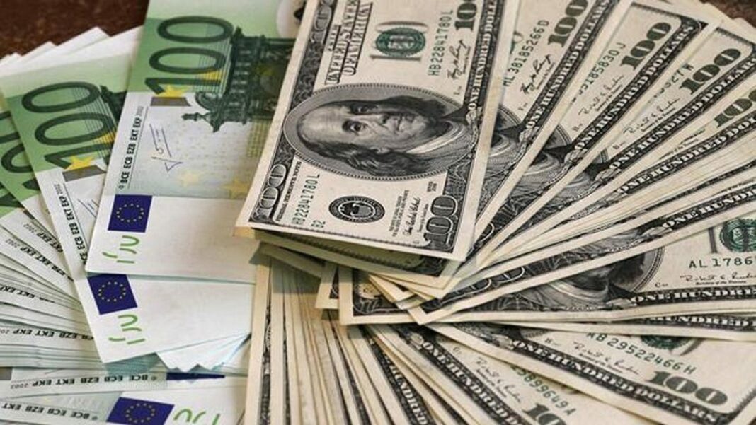 Taux de change en Algérie : prix des devises sur le marché noir (mardi 25 juin 2024) Billets de dollars et d'euros, taux de change en Algérie.